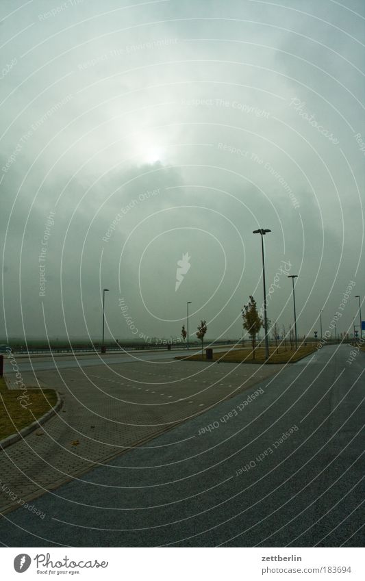 Parkplatz herbst mecklenburg november vorpommern parkplatz autobahn wolken wolkendecke nebel sonnenaufgang tiefdruck laterne fahrbahn trist textfreiraum