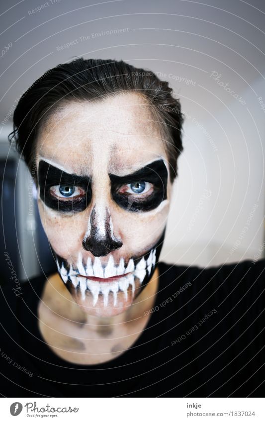 Tag der Toten Entertainment Party Karneval Halloween Frau Erwachsene Leben Gesicht 1 Mensch 30-45 Jahre Schminke Theaterschminke Schädel Maske Blick bedrohlich