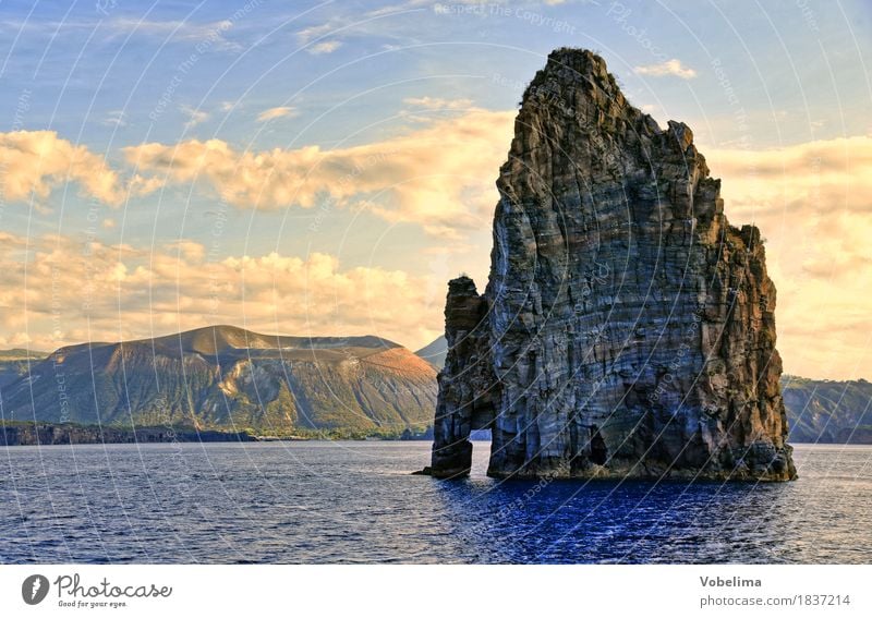 Felsen bei Lipari Umwelt Natur Landschaft Urelemente Wasser Wolken Vulkan Küste Meer Mittelmeer blau braun gelb gold grau Farbfoto Außenaufnahme Menschenleer