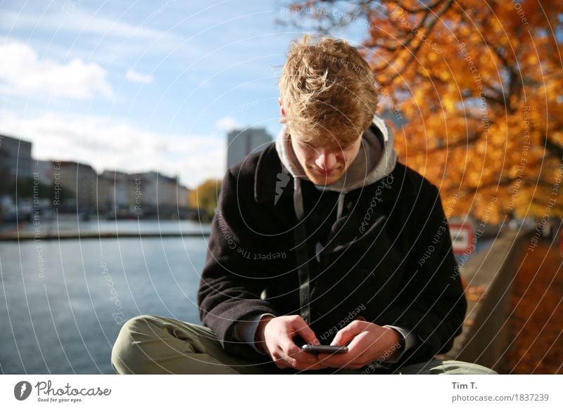 Mann mit Telefon Handy Mensch maskulin Erwachsene Familie & Verwandtschaft Jugendliche Leben 1 18-30 Jahre Himmel einzigartig Herbst Berlin Spree Berlin-Mitte