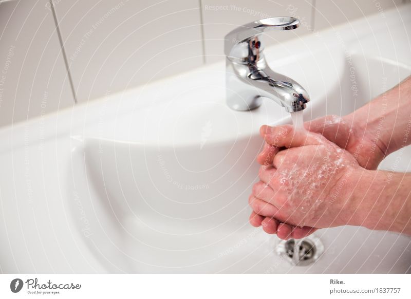 Erkältungszeit ist Händewaschzeit. Gesundheit Krankheit Mensch maskulin Hand Sauberkeit Reinlichkeit Reinheit Waschen Körperpflege Wasser Bad Wasserhahn