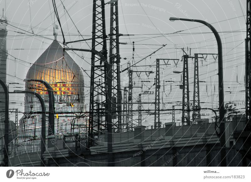 Die Yenidze in Dresden - spannungsORIENTiert Architektur Sehenswürdigkeit Wahrzeichen Denkmal Moschee Tabakfabrik Kuppeldach Verkehrswege Schienenverkehr