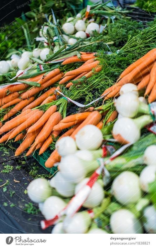 Karotten und Zwiebeln Gemüse Ernährung Vegetarische Ernährung Diät kaufen Menschengruppe stehen frisch natürlich grün weiß Lager Markt Möhre Lebensmittel