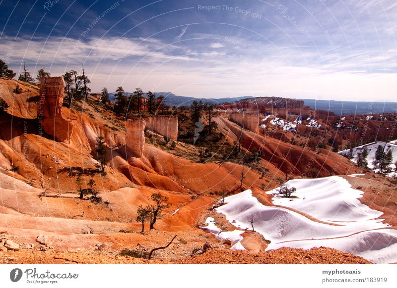 Etwas Schnee in den Hügeln des Bryce Canyon Farbfoto Außenaufnahme Menschenleer Textfreiraum oben Tag Schatten Zentralperspektive Ferien & Urlaub & Reisen