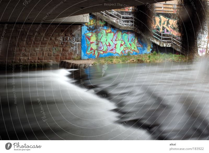 Floating Underground Farbfoto Außenaufnahme Tag Bewegungsunschärfe Wasser Flussufer Bach Brücke Bauwerk Wege & Pfade Zeichen Schriftzeichen Graffiti grau