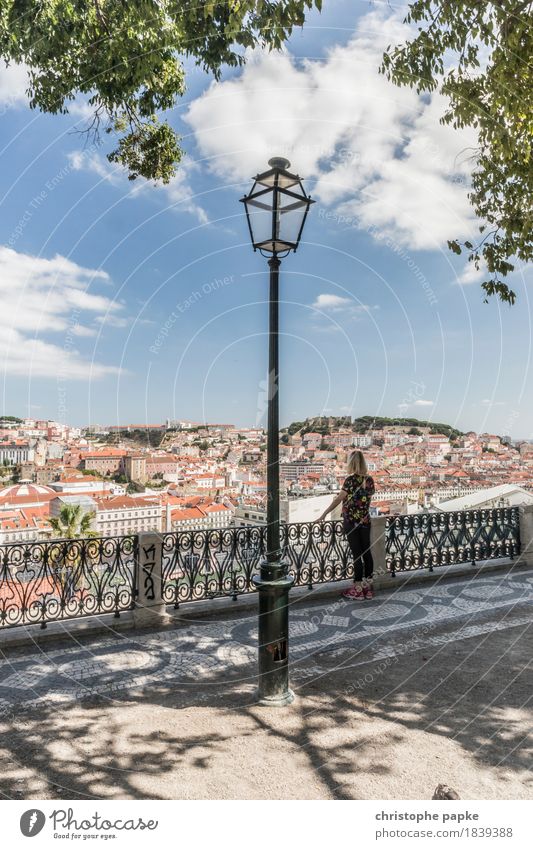 Miradouro Ferien & Urlaub & Reisen Tourismus Ausflug Ferne Städtereise Sommer Sommerurlaub feminin Frau Erwachsene 1 Mensch Wolken Schönes Wetter Park Lissabon