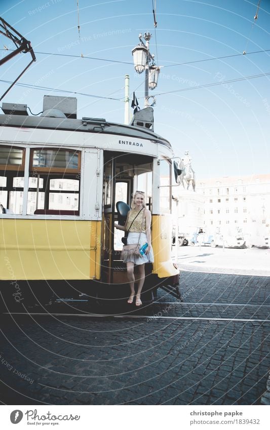 Frau vor historischer Straßenbahn in Lissabon typisch Portugal Stadtzentrum alt Ferien & Urlaub & Reisen Tourismus Sommer Städtereise Tag Außenaufnahme