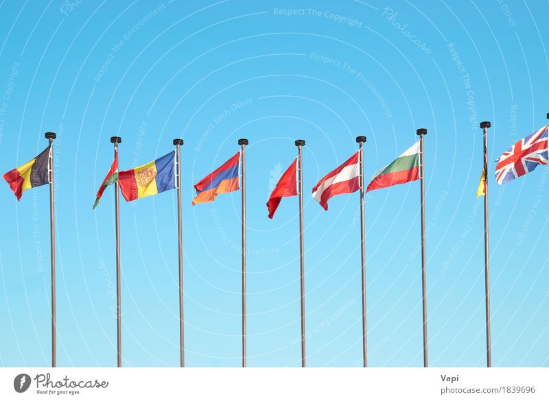 Reihe der europäischen Flaggen Ferien & Urlaub & Reisen Tourismus Menschengruppe Himmel Wolken Sonnenlicht Wind Hauptstadt Streifen Fahne Zusammensein groß blau