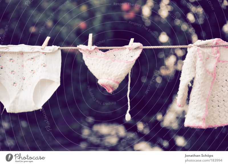 rosa Kinderkleidung, Babywäsche hängt auf einer Wäscheleine Kindheit Bekleidung Pullover Unterwäsche Stoff Unterhose Mütze weiß Sicherheit Geborgenheit