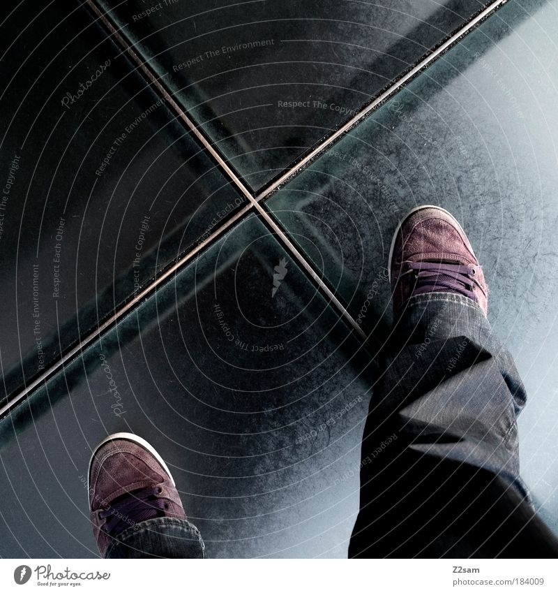wie ich diesen aufzug hasse Farbfoto Beine Fuß Flughafen Jeanshose Schuhe Glas stehen dunkel modern violett Coolness ästhetisch Design glasboden Geometrie Kreuz