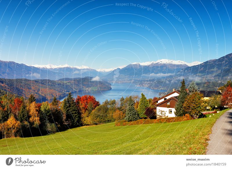 Sonniger Herbsttag auf dem See in den Bergen von Süd-Österreich Erholung Ferien & Urlaub & Reisen Tourismus Ausflug Abenteuer Ferne Freiheit Städtereise