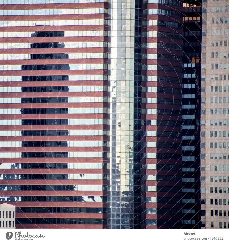 Stadt aufräumen Stadtzentrum Haus Hochhaus Bankgebäude Architektur Fassade Fenster Beton Glas Linie Streifen hoch grau rosa weiß Langeweile Platzangst Ordnung