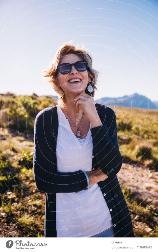 Weiblicher fälliger Erwachsener mit der Sonnenbrille, die das Lebenslächeln genießt Lifestyle Freude Freizeit & Hobby Ferien & Urlaub & Reisen Abenteuer