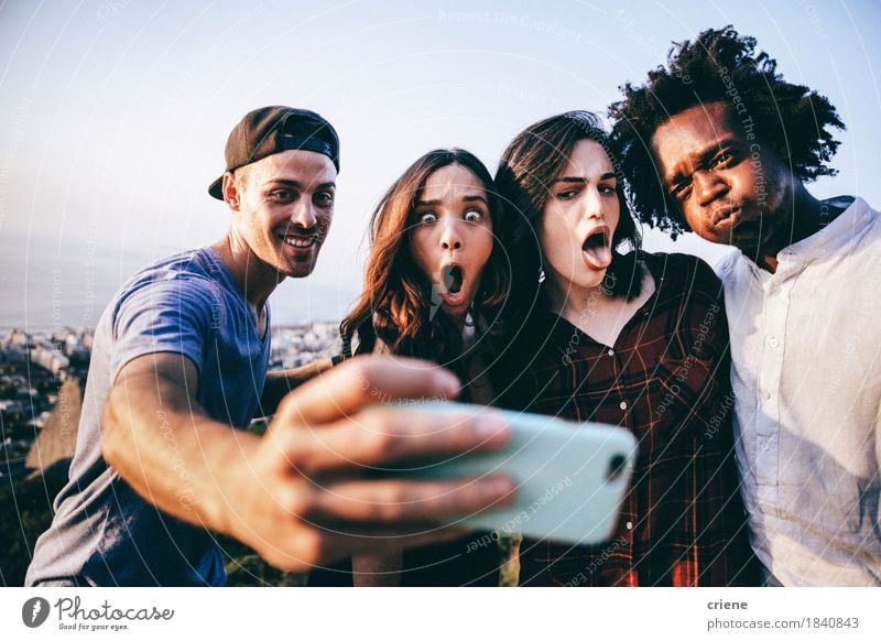 Gruppe von gemischtrassigen Erwachsenen, die Selfie mit Smartphone nehmen. Lifestyle Freude Freizeit & Hobby Freiheit Telefon Handy PDA Technik & Technologie