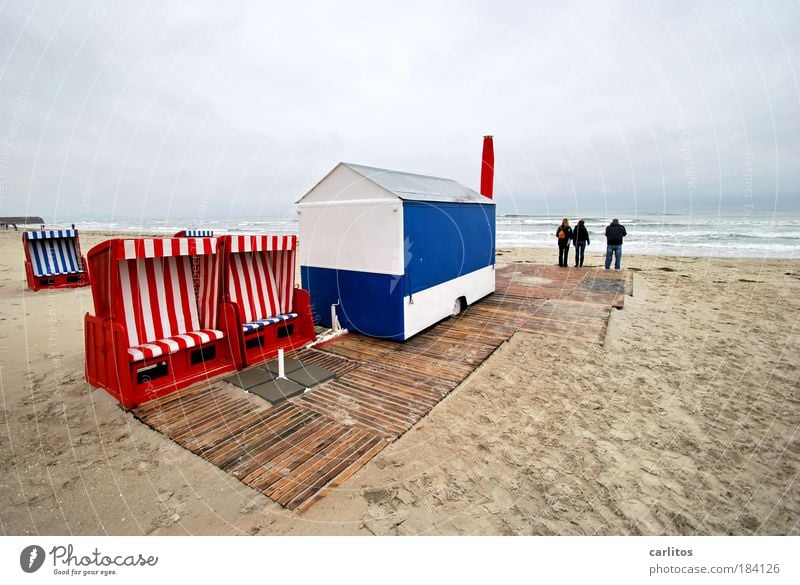 Nachsaison Rügen Ostsee Prora Strand Meer Wellen Wind Wolken Strandkorb rot blau weiß Eiswagen Kiosk Pommes rot weiß Saisonschluß Winterpause Winterschlaf