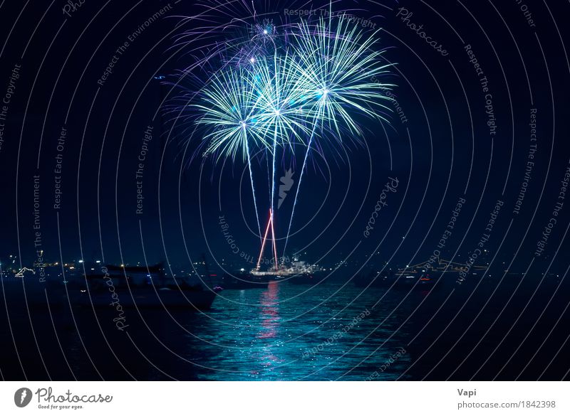 Buntes Feuerwerk über einem See Freude Freiheit Nachtleben Entertainment Party Feste & Feiern Weihnachten & Advent Silvester u. Neujahr Kunst Wasser Himmel