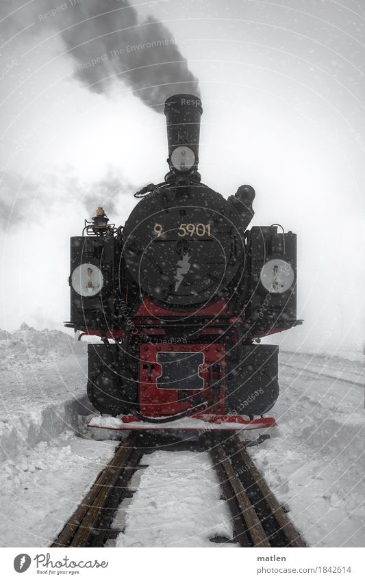 Schnauff Verkehr Verkehrsmittel Verkehrswege Schienenverkehr Bahnfahren Eisenbahn Lokomotive Dampflokomotive Schienennetz alt nah rot schwarz weiß Nostalgie