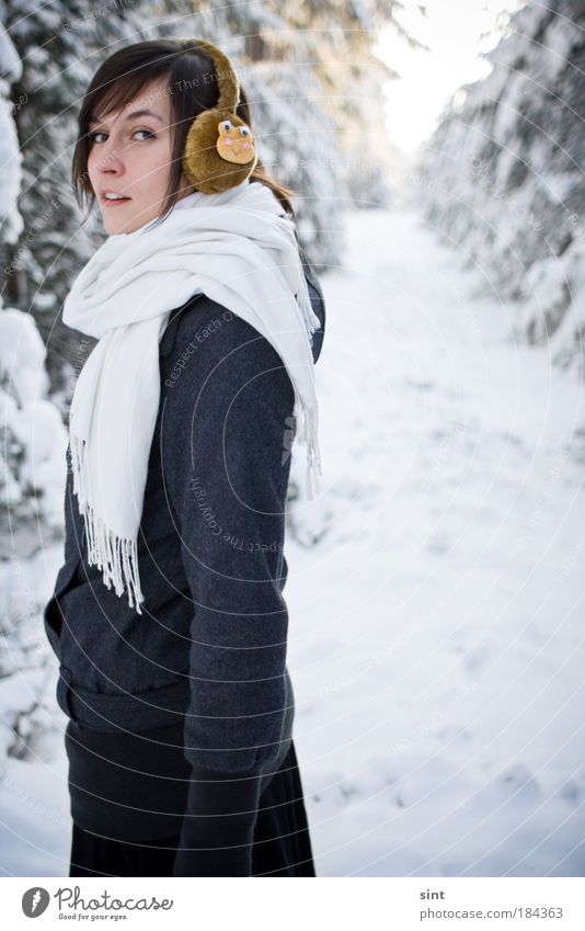 es wird kalt Farbfoto Außenaufnahme Textfreiraum rechts Tag Schwache Tiefenschärfe Porträt Blick in die Kamera Winter Schnee Winterurlaub Mensch feminin