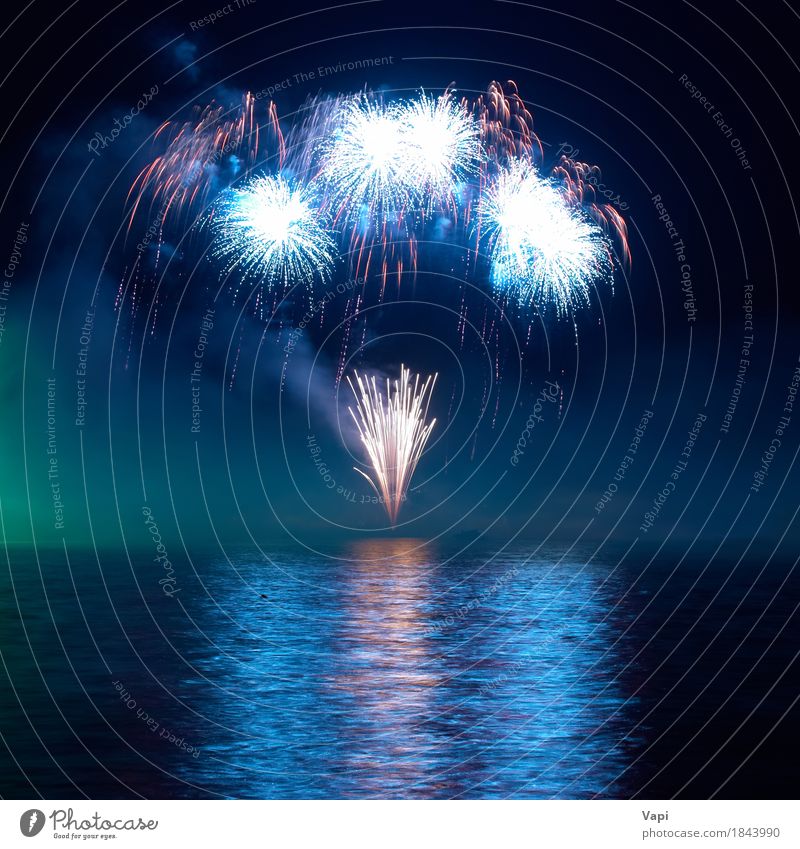 Buntes Feuerwerk am schwarzen Himmel Freude Nachtleben Entertainment Party Veranstaltung Feste & Feiern Weihnachten & Advent Silvester u. Neujahr Kunst Wasser