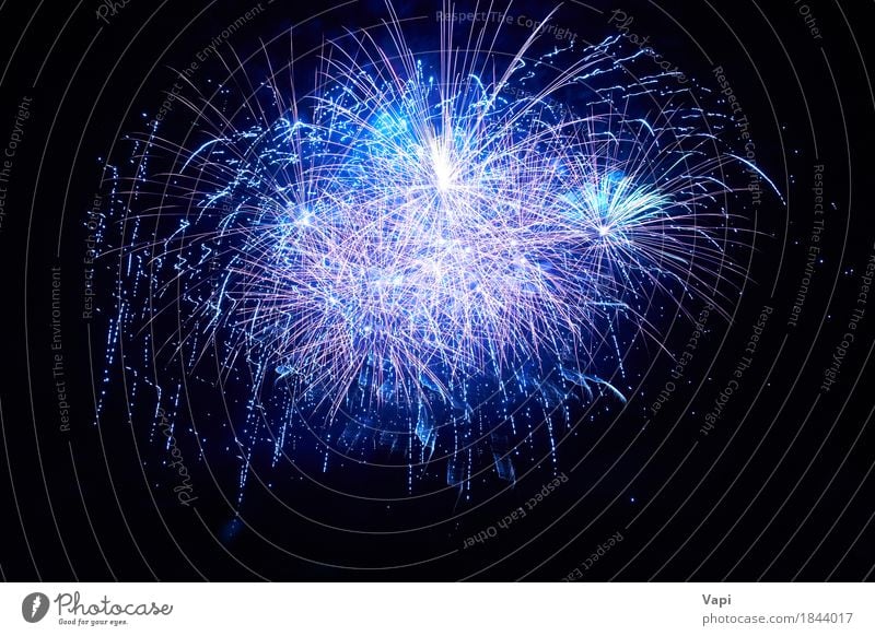 Blaues buntes Feuerwerk Freude Nachtleben Entertainment Party Veranstaltung Feste & Feiern Weihnachten & Advent Silvester u. Neujahr Himmel Nachthimmel dunkel