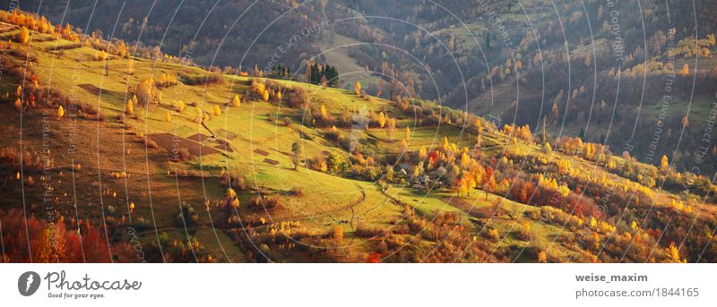 Herbst Bergpanorama. Oktober auf Karpatenhügeln. Fallen Ferien & Urlaub & Reisen Tourismus Ausflug Abenteuer Ferne Freiheit Berge u. Gebirge Haus Umwelt Natur