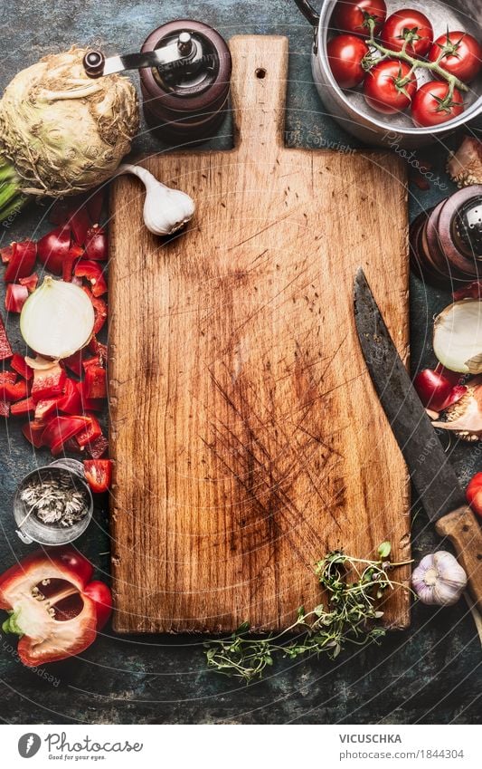Kochen Hintergrund mit altem Schneidebrett Lebensmittel Gemüse Kräuter & Gewürze Öl Ernährung Abendessen Büffet Brunch Bioprodukte Vegetarische Ernährung Diät