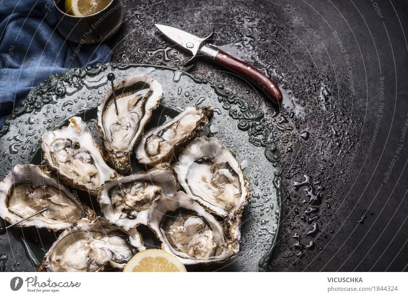 Austern mit Zitrone und Austern Messer Lebensmittel Meeresfrüchte Ernährung Festessen Geschirr Stil Design Gesunde Ernährung Restaurant Teller offen