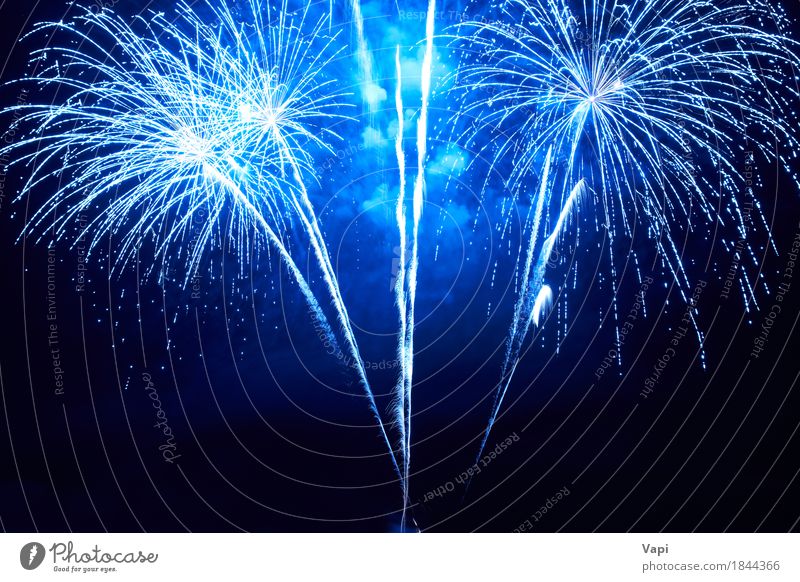 Blaues buntes Feuerwerk Freude Nachtleben Entertainment Party Veranstaltung Feste & Feiern Weihnachten & Advent Silvester u. Neujahr Kunst Himmel Nachthimmel