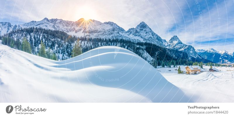 Bergdorf und verschneite Alpen Design Freude Ferien & Urlaub & Reisen Tourismus Freiheit Sightseeing Sonne Winter Schnee Winterurlaub Berge u. Gebirge wandern