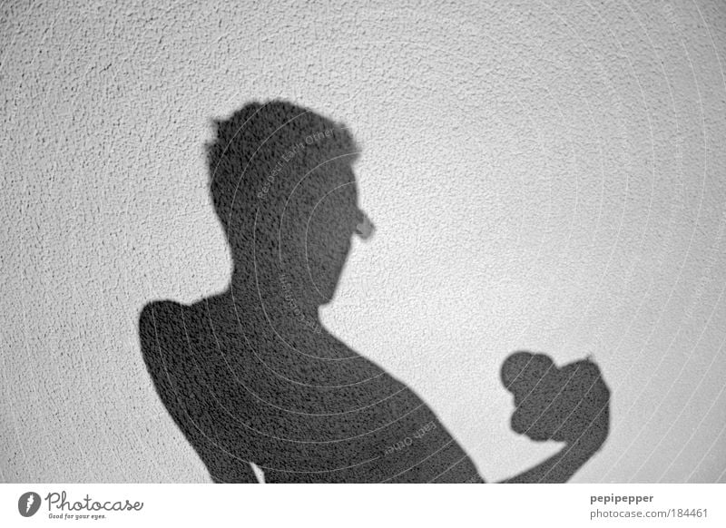 sunlight-shadow I Schwarzweißfoto Außenaufnahme Hintergrund neutral Schatten Kontrast Silhouette Sonnenlicht Zentralperspektive Porträt Oberkörper