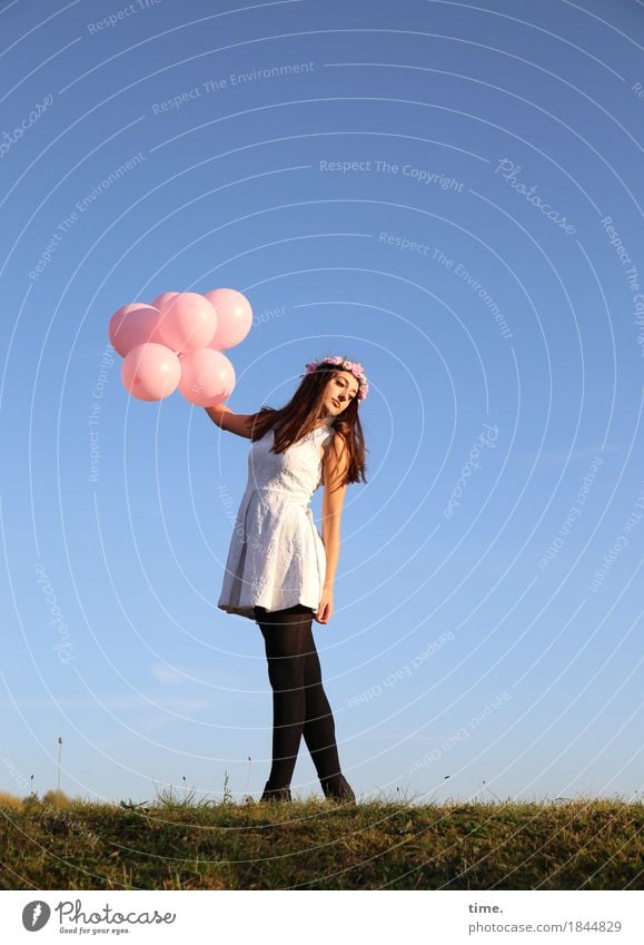 . feminin 1 Mensch Schönes Wetter Park Wiese Kleid Strumpfhose Schmuck brünett langhaarig Luftballon beobachten drehen Erholung Blick stehen Tanzen schön Wärme