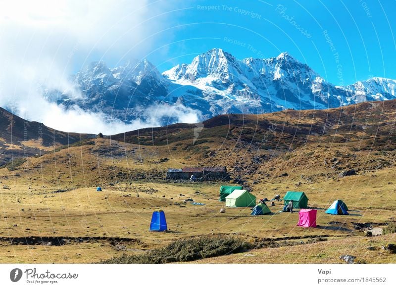 Campingplatz mit Zelten auf der Spitze von hohen Bergen Ferien & Urlaub & Reisen Schnee Berge u. Gebirge wandern Umwelt Natur Landschaft Himmel Wolken Sommer