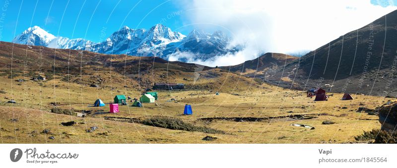 Campingplatz mit Zelten auf der Spitze von hohen Bergen. Panorama Ferien & Urlaub & Reisen Tourismus Expedition Sonne Schnee Berge u. Gebirge wandern Umwelt