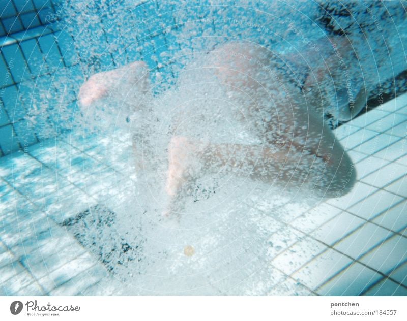 Unterwasseraufnahme. Junge Frau macht schwimmbewegungen mit dem Unterkörper im Wasserbecken. Wasserblasen Farbfoto Textfreiraum unten Leben Schwimmen & Baden