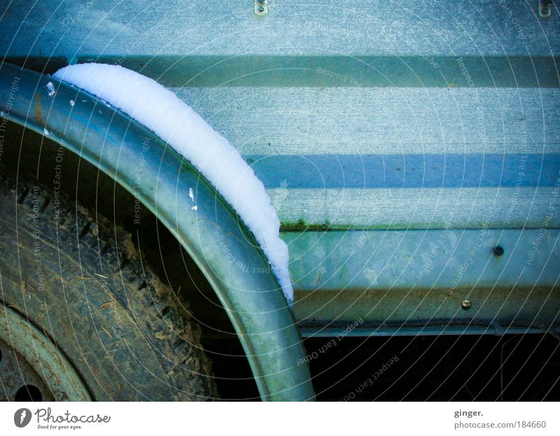 Schnee von gestern Metall Rost dunkel kalt blau braun grün Streifen weiß Rad Reifen Radkasten Schraube festgefroren Winter schäbig nützlich Transport Verkehr