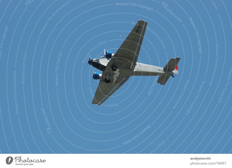 Ju-52 Flugzeug Propeller Luftverkehr junker ju-air tante-ju blau Himmel Schönes Wetter classic alt