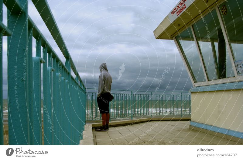 hart am wind Farbfoto Außenaufnahme Morgen Rückansicht maskulin Rücken 1 Mensch Wolken Wellen Küste Nordsee Blick stehen blau grau Einsamkeit