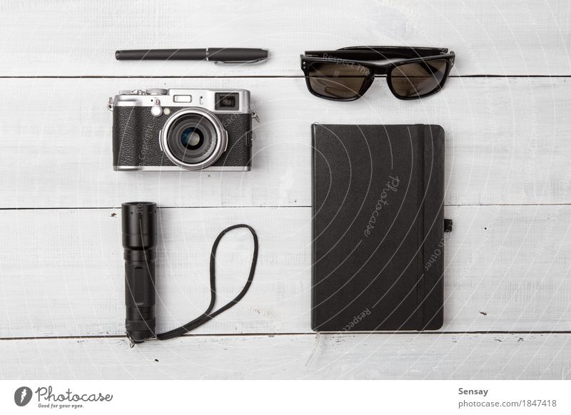 Set coole Reise Sachen auf Holz Lifestyle Leben Ferien & Urlaub & Reisen Tourismus Ausflug Sommer Fotokamera Accessoire Sonnenbrille Rudel Schreibstift modern