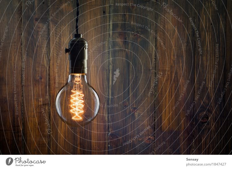 Weinlese weißglühende Edison-Art Birne auf hölzerner Wand Stil Lampe Tube alt dunkel hell retro braun gelb rot schwarz Idee Holz Hintergrund Knolle Licht
