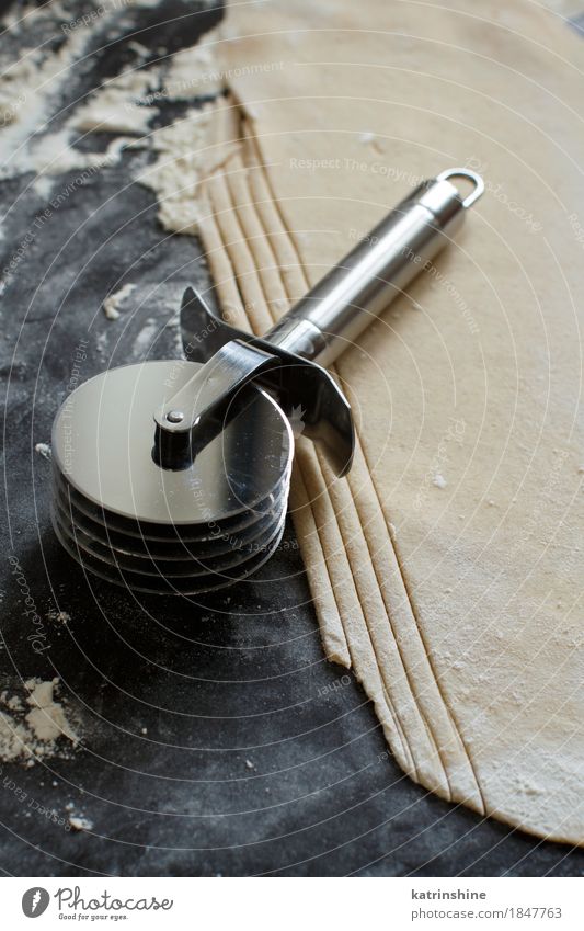 Making hausgemachte Taglatelle mit einer Pasta Rollschneider Teigwaren Backwaren Ernährung Tisch Küche Werkzeug machen dunkel frisch Tradition Zutaten