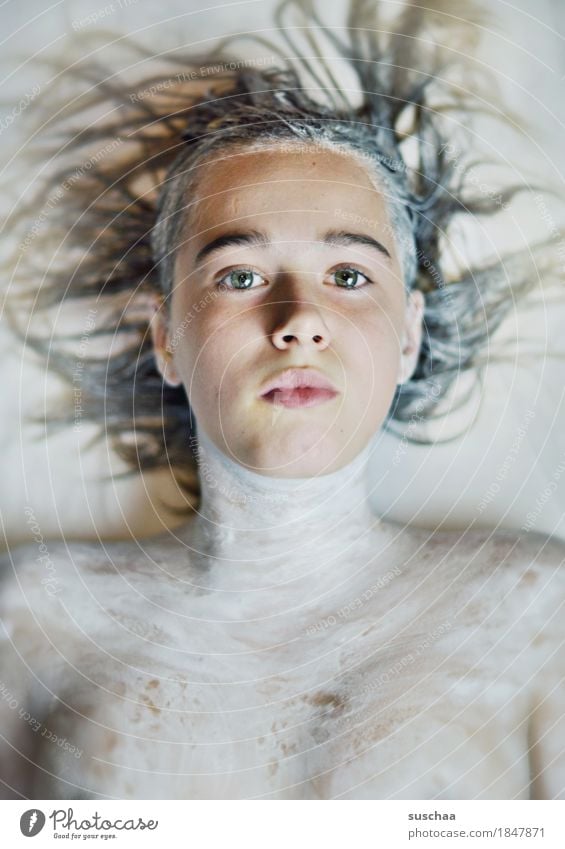Gesicht Eines Teenagers Haare Und Korper In Weisser Farbe Ein Lizenzfreies Stock Foto Von Photocase