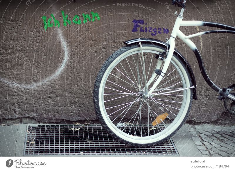ich kann fliegen Farbfoto Außenaufnahme Tag Lifestyle Fahrrad fahren Ferien & Urlaub & Reisen Unendlichkeit Friedrichshain Symbole & Metaphern Fassade Graffiti