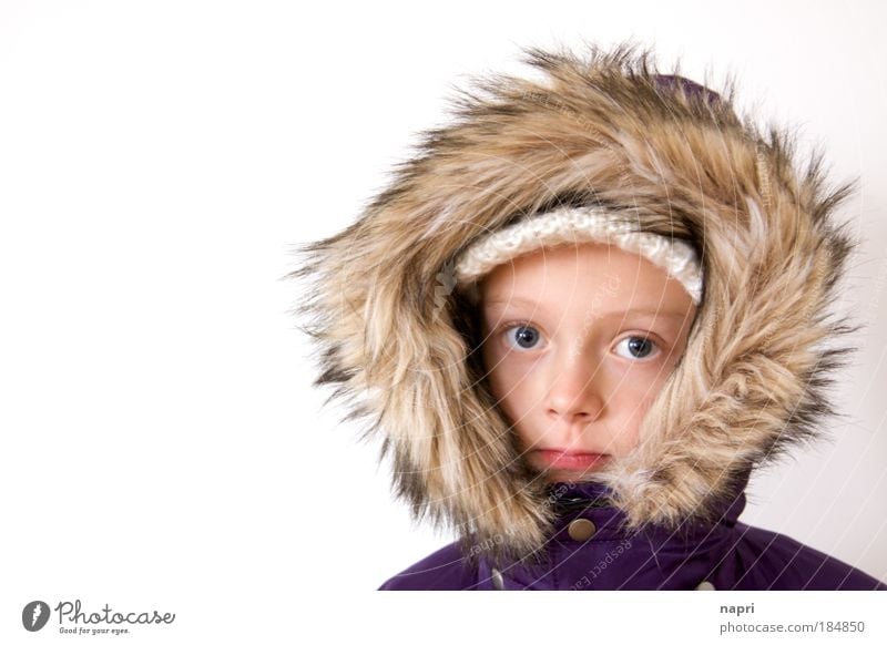 Wintermädchen Farbfoto Textfreiraum links Hintergrund neutral Porträt Blick in die Kamera Mädchen Kopf 1 Mensch 8-13 Jahre Kind Kindheit "Stärke Gelassenheit
