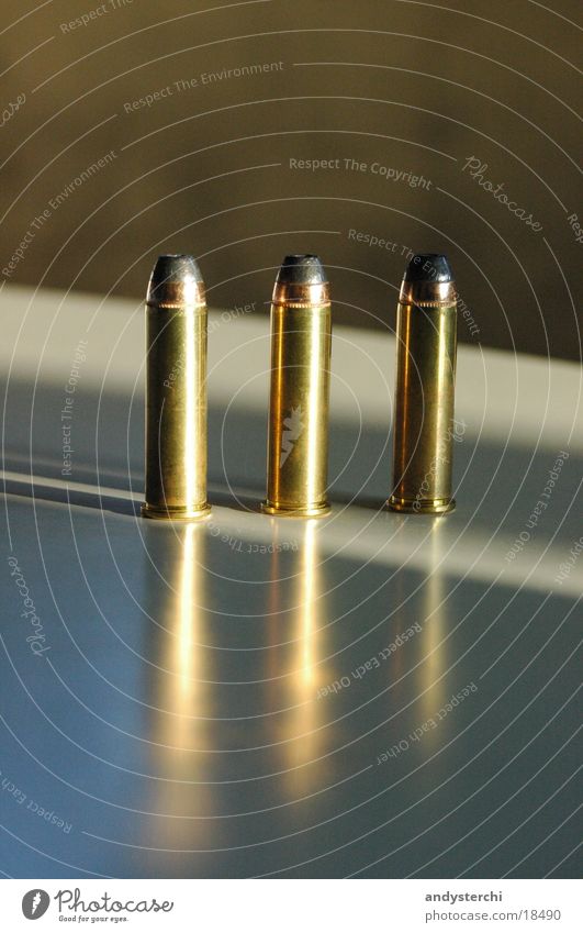 3 Rounds Bildart & Bildgenre Waffe Pistole Dinge Munition Kugel 357 magnum Metall refektion Schuss