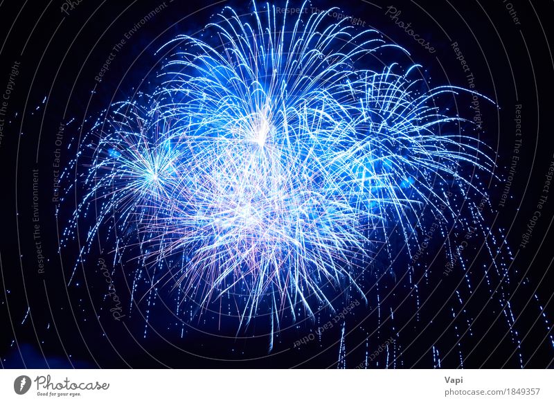 Blaues buntes Feuerwerk Freude Glück schön Nachtleben Entertainment Party Veranstaltung Feste & Feiern Weihnachten & Advent Silvester u. Neujahr Kunst Himmel
