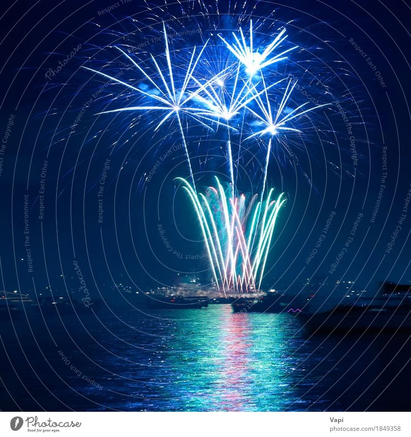 Buntes Feuerwerk über einem See Freude Freiheit Nachtleben Entertainment Party Veranstaltung Feste & Feiern Weihnachten & Advent Silvester u. Neujahr Kunst