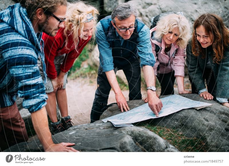 Gruppe Wanderer, die Weg auf Karte in den Bergen überprüfen Lifestyle Freude Erholung Freizeit & Hobby Ferien & Urlaub & Reisen Tourismus Ausflug Abenteuer