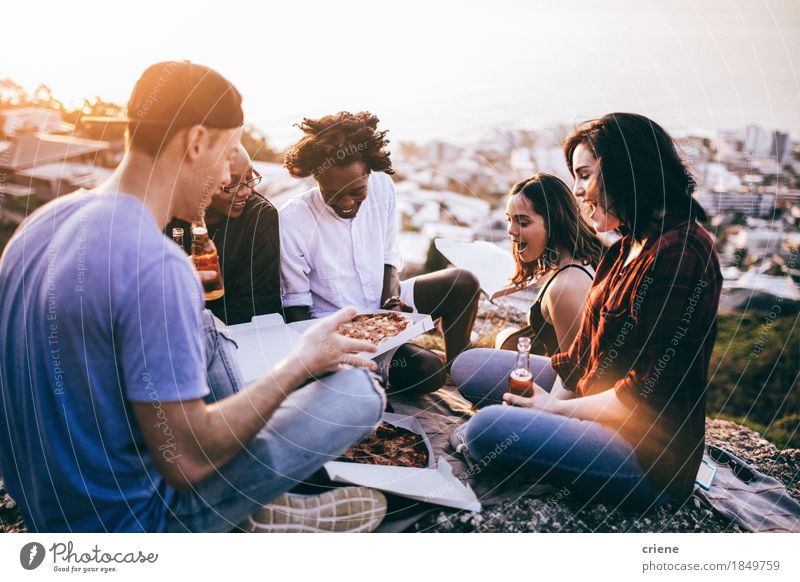 Mutli-ethnische Gruppe, die Pizza und Getränke bei Sonnenuntergang genießt Essen Fastfood trinken Bier Lifestyle Freude Sommer Party ausgehen Feste & Feiern