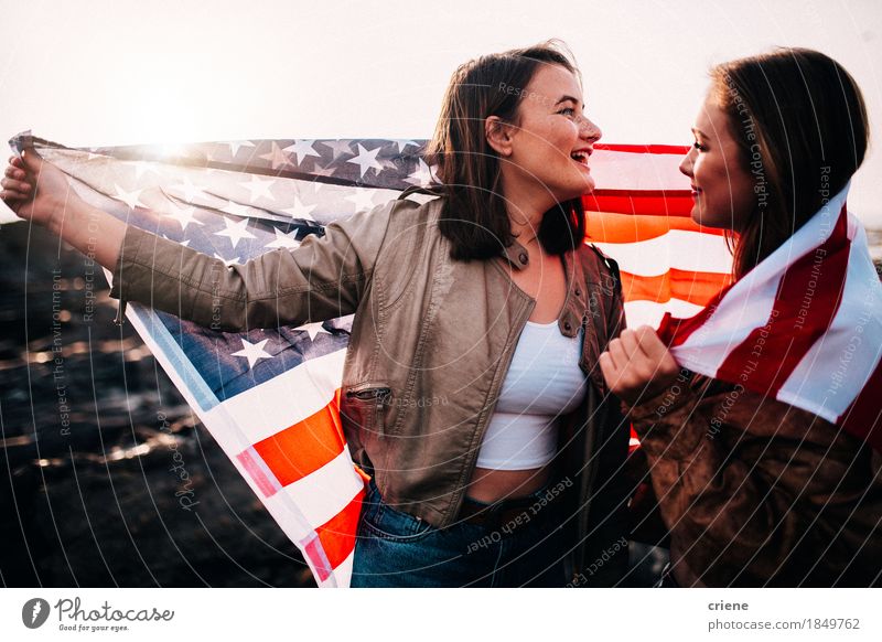 Junge Jugendlichmädchen, die Spaß mit USA-Flagge am Strand haben Lifestyle Freude Ferien & Urlaub & Reisen Tourismus Ausflug Freiheit Junge Frau Jugendliche