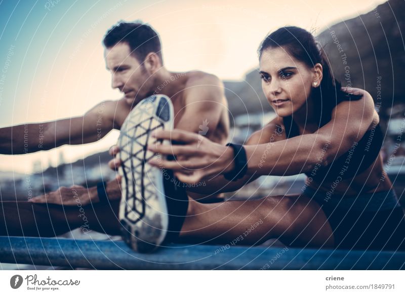 Kaukasisches junges erwachsenes Paar, das draußen nach dem Lauf ausdehnend tut Freude Glück Körperpflege sportlich Fitness Erholung Sport Sport-Training